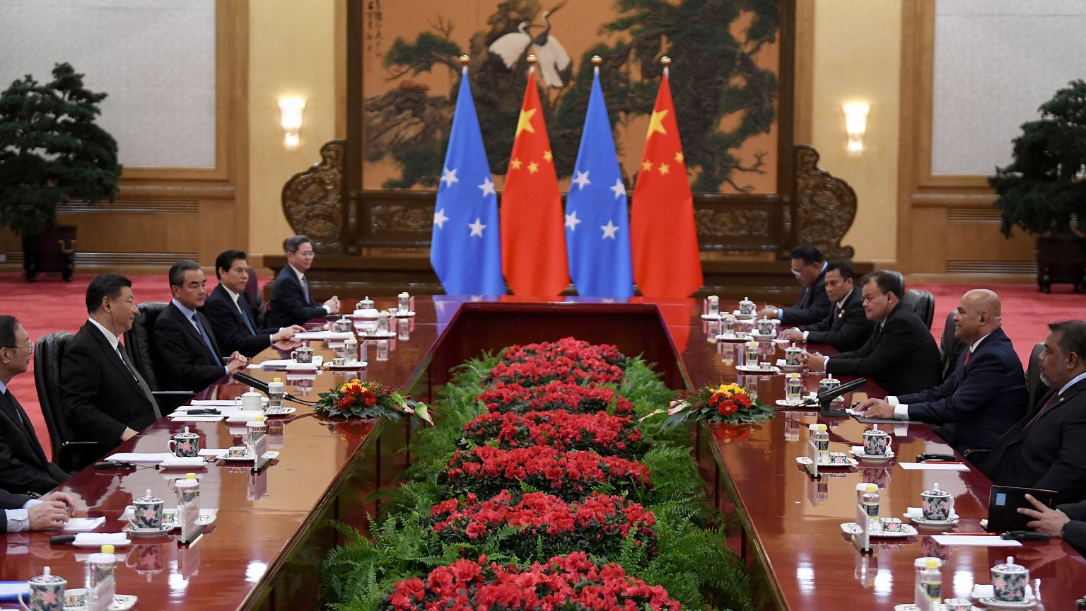 Image: China's President Xi Jinping talks with Micronesia's President David