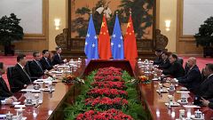 Image: China's President Xi Jinping talks with Micronesia's President David