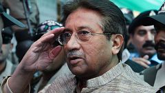 Image: Former Pakistani president Pervez Musharraf is escorted by soldiers 
