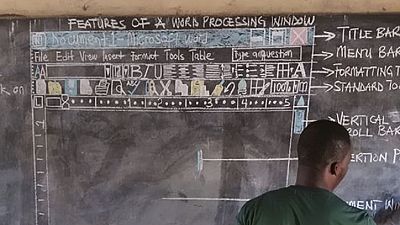 Apprendre le logiciel Microsoft Word à la craie, au tableau, un enseignant ghanéen l'a fait
