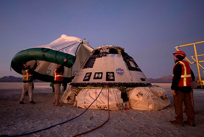 Boeing, NASA and U.S. Army personnel work the scene where the Boeing CST-100 Starliner spacecraft landed after an abbreviate orbital test flight in White Sands, N.M., on Dec. 22, 2019.