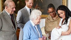 Image: Prince Harry and Meghan introduce their baby son