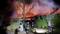 Image: Firemen work to extinguish flames as the ape house burns at Krefeld 