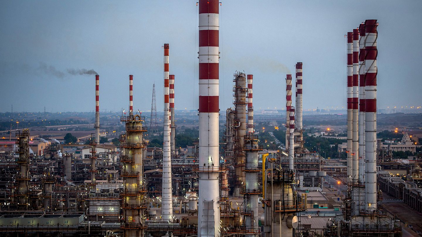 Oil price jumps on fear of Iranian retaliation against U.S. | Euronews