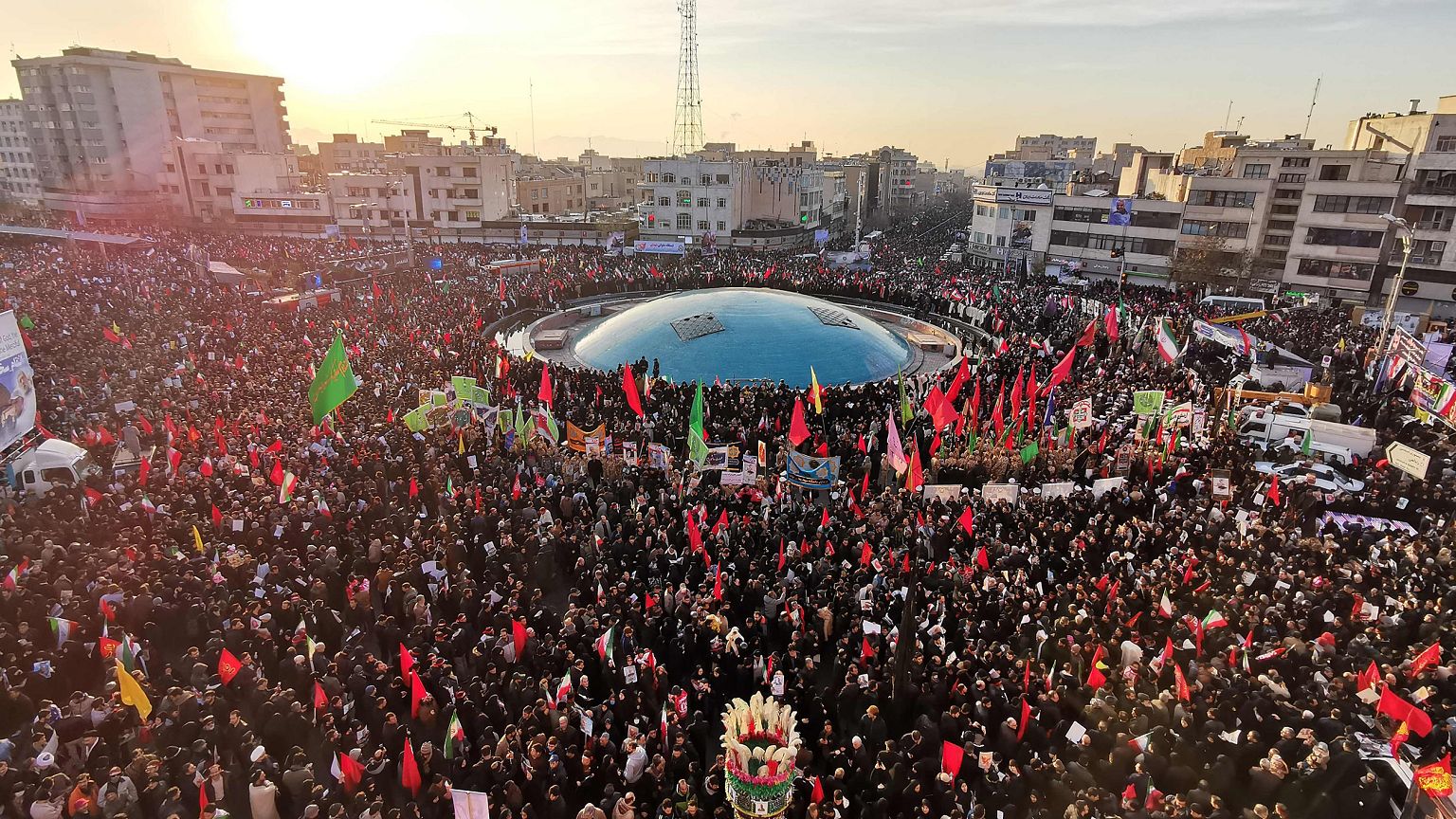 Image: Mourners gather to pay homage to top Iranian military commander Qase