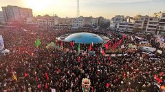 Image: Mourners gather to pay homage to top Iranian military commander Qase
