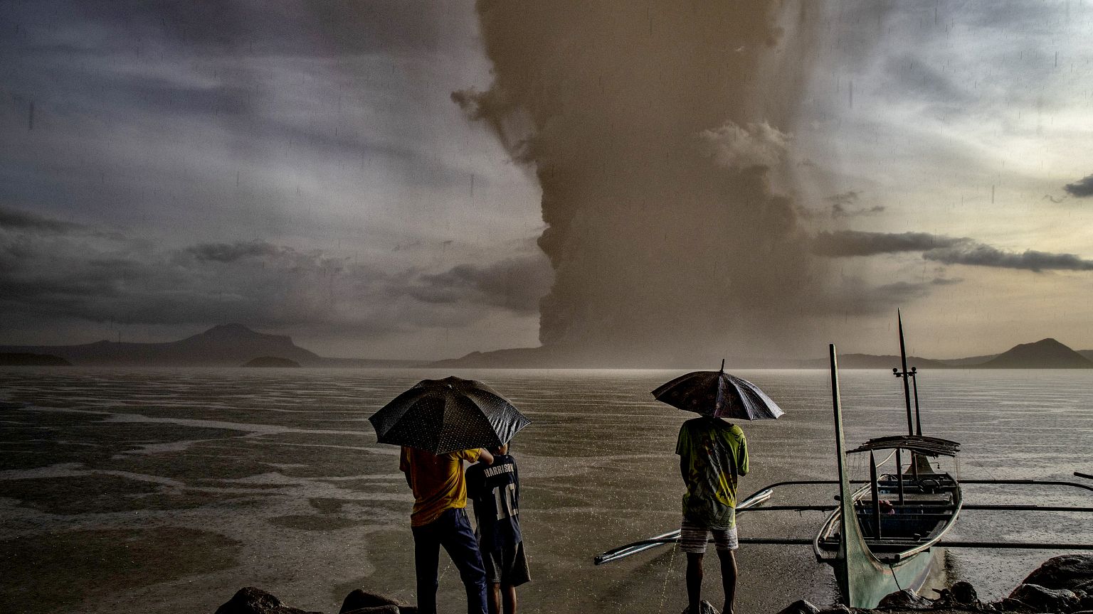 Image: Residents look at Taal Volcano eruption near Talisay in the Philippi
