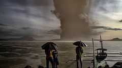 Image: Residents look at Taal Volcano eruption near Talisay in the Philippi