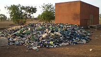 En Afrique du Sud, des femmes recyclent des bouteilles pour fabriquer des coffrets cadeaux [no comment]