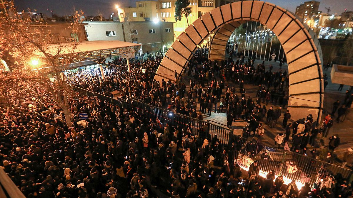 Image: Iranians students demonstrate following a tribute for the victims of