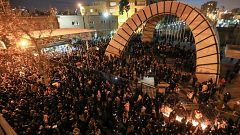 Image: Iranians students demonstrate following a tribute for the victims of