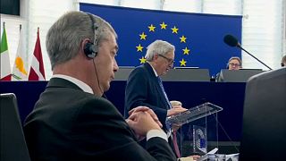 Juncker vs Farage: acceso dibattito al parlamento europeo sulla Brexit