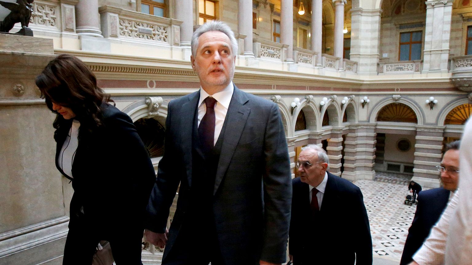 Image: Ukrainian oligarch Dmytro Firtash arrives at court in Vienna on Feb.