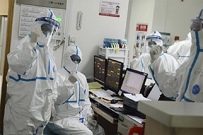 The official Weibo page for Wuhan Central Hospital posted a photo on January 22 appearing to show medical staff in hazmat suits making a sign of resolve.