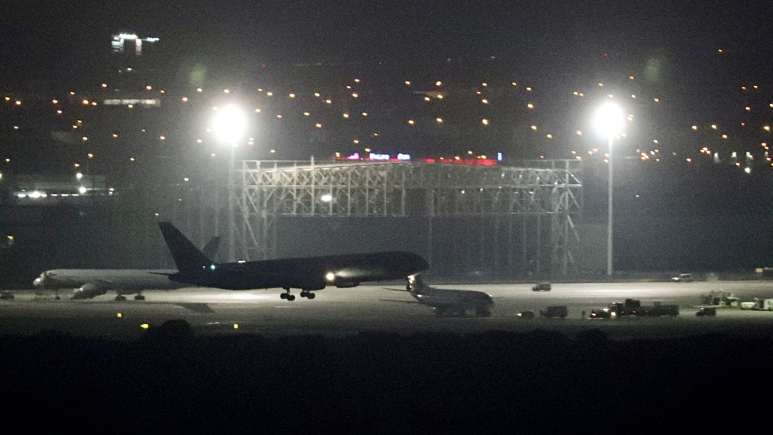 Image: An Air Canada aircraft makes an emergency landing at Madrid's Baraja