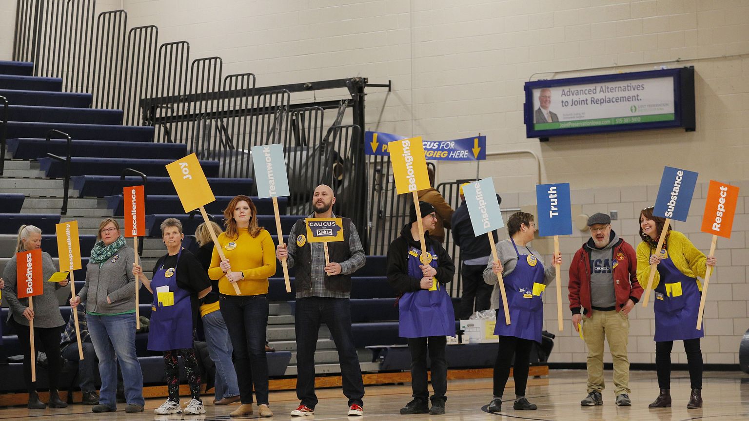 Image: Supporters of Democratic presidential candidate Pete Buttigieg hold 
