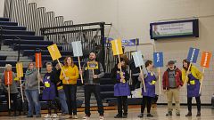 Image: Supporters of Democratic presidential candidate Pete Buttigieg hold 