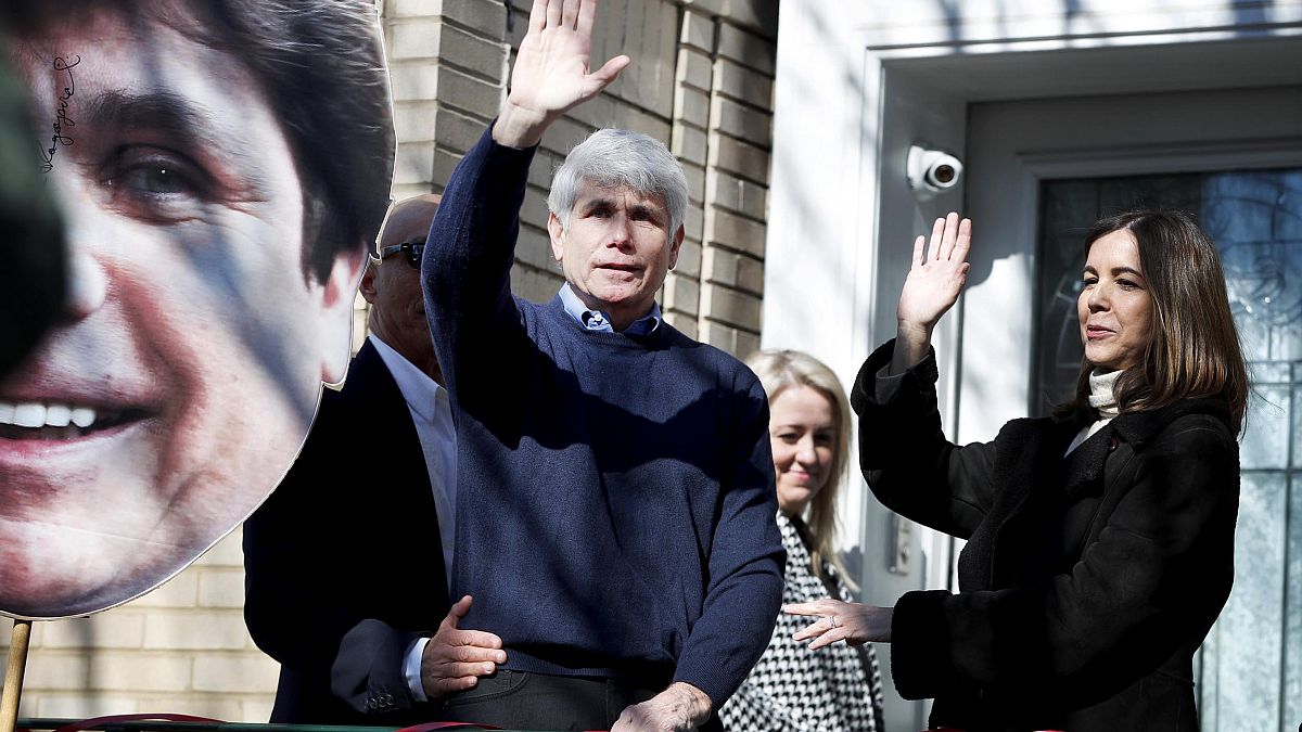 Image: Former Illinois Gov. Rod Blagojevich and his wife Patti wave to supp