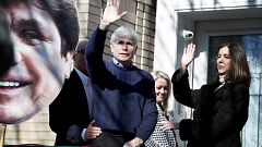 Image: Former Illinois Gov. Rod Blagojevich and his wife Patti wave to supp