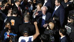 Image: Democratic presidential candidate Sen. Bernie Sanders, I-Vt., and hi