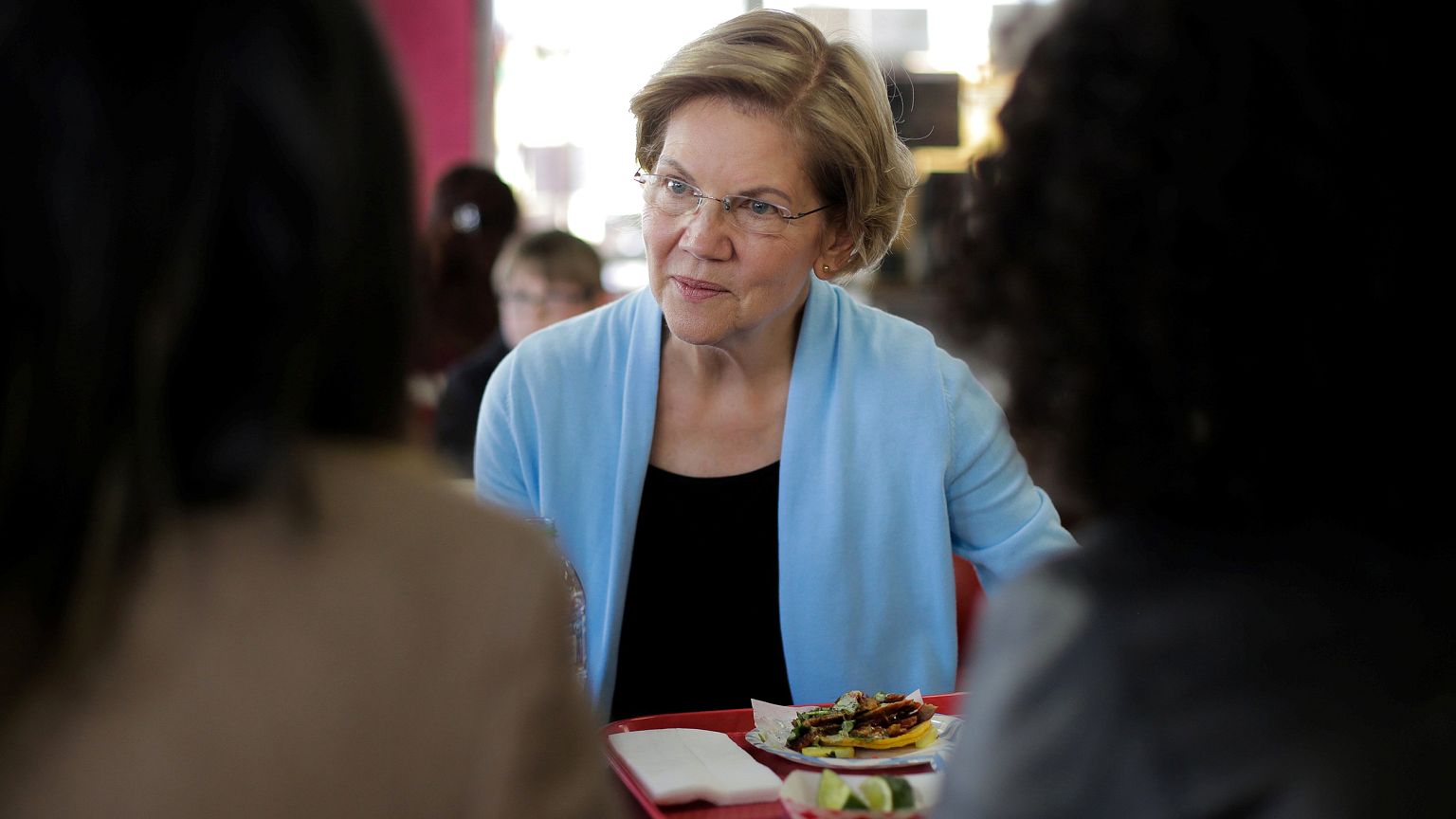 Image: Democratic presidential candidate Senator Elizabeth Warren eats lunc