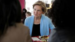 Image: Democratic presidential candidate Senator Elizabeth Warren eats lunc