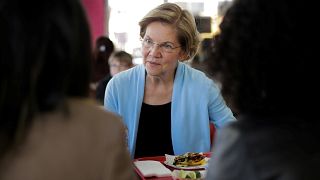 Image: Democratic presidential candidate Senator Elizabeth Warren eats lunc