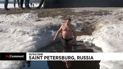 Fagyos időben is fürdőruhában napoznak az oroszok