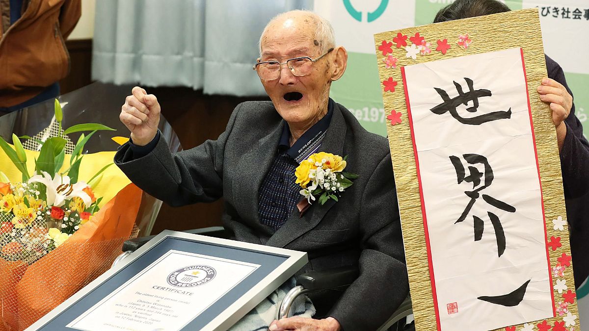 Image: 112-year-old Japanese man Chitetsu Watanabe poses next to calligraph