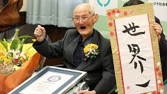 Image: 112-year-old Japanese man Chitetsu Watanabe poses next to calligraph