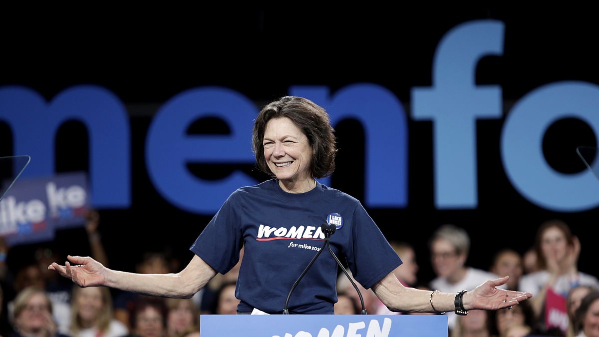 Image: Diana Taylor speaks at a campaign event for Mike Bloomberg in New Yo