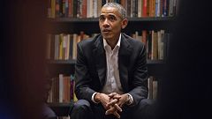 Image: Obama fellows meet with former president