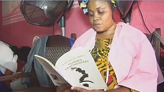 En Côte d'Ivoire, des salons de coiffure se transforment en bibliothèques