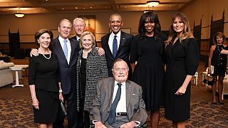 Les Bush, Clinton, Obama et Melania Trump prennent la pose en hommage à Barbara Bush