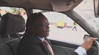 Maguy Washilona, le visage féminin du taxi à Kinshasa