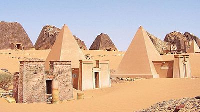 Soudan : des archéologues retirent des ossements d'une pyramide pour des tests