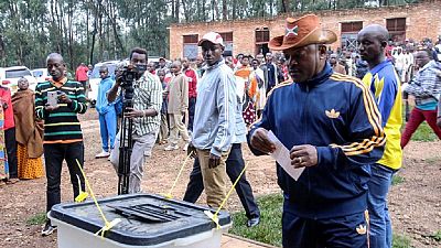 [Photos] Référendum au Burundi : en tenue sportive, le votant Nkurunziza, très serein