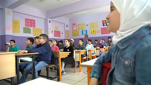 Προσφυγόπουλα στα τουρκικά σχολεία Προσφυγόπουλα στα τουρκικά σχολεία