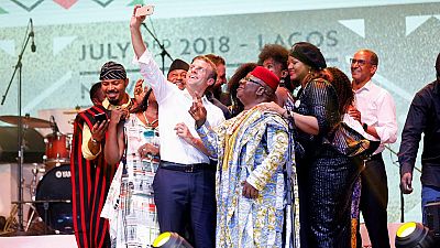 [Photos] Loin des strass diplomatiques, Macron en amoureux de la culture africaine à Lagos