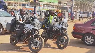 Kenya : un couple parcourt le monde à moto