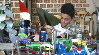 Un adolescent égyptien transforme de l’étain en jouets [No Comment]