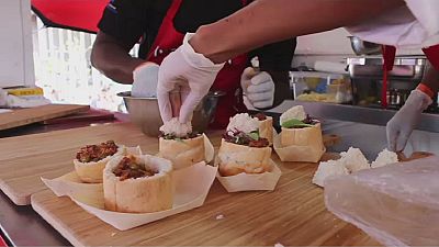 Afrique du Sud : le ''kota'', sandwich historique des townships à l'honneur
