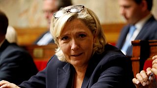 En France, la justice ordonne des examens psychiatriques à Marine Le Pen