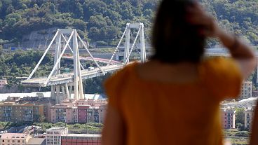 الإيطاليون يقفون حداداً وتكريماً على ضحايا انهيار جسر جنوة 