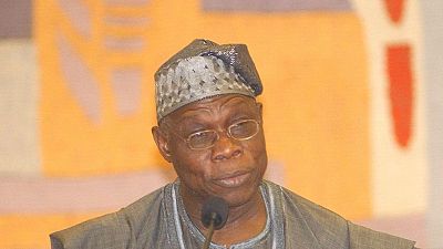 Nigeria : l'ancien président Obasanjo apporte son soutien au rival de Buhari