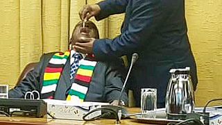 Photo: Zimbabwe president gets cholera vaccine at cabinet meeting