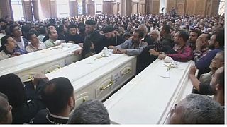 Egypte : les coptes enterrent leurs morts