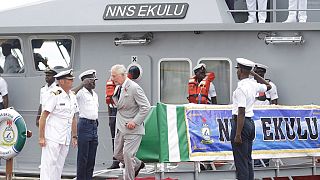 Le Prince Charles observe un exercice naval à Lagos