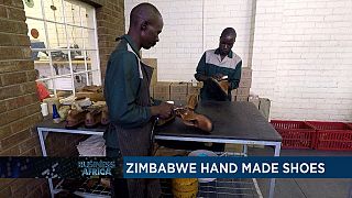 Zimbabwe : un atelier de chaussures atypique