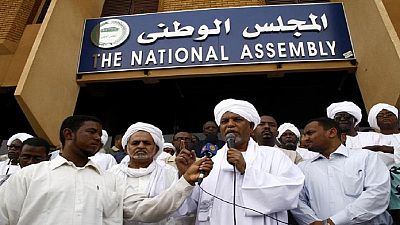 Soudan : l'état d'urgence réduit d'un an à six mois